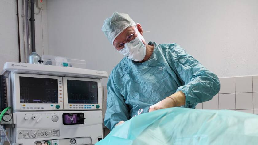 Chirurg Bas tijdens een operatie