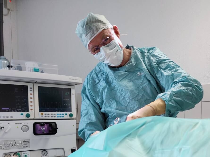 Chirurg Bas tijdens een operatie